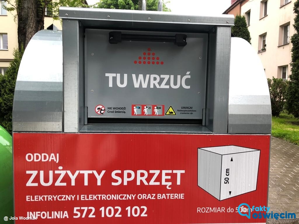Są czerwone. Można do chich wrzucić zużyty sprzęt elektryczny i baterie. Oświęcim dołączył do ogólnopolskiego projektu „Elektryczne śmieci”.