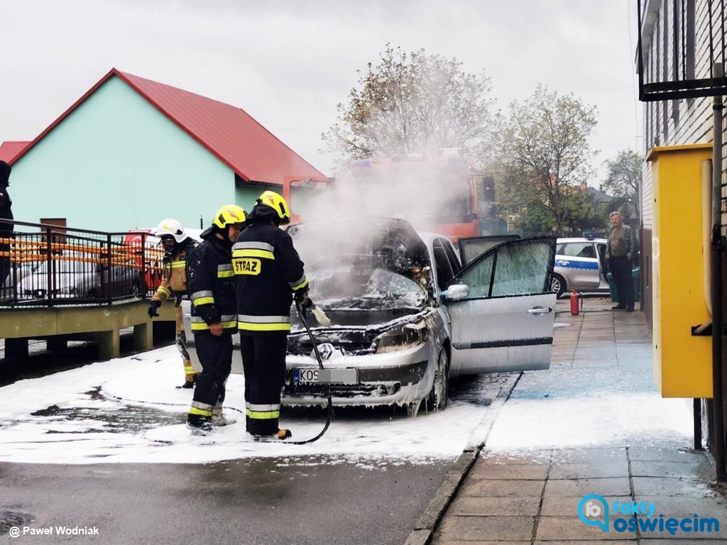 W Przeciszowie zapalił się samochód osobowy, stojący na parkingu obok ośrodka zdrowia przy ulicy Długiej. Pojazd ugasili strażacy.