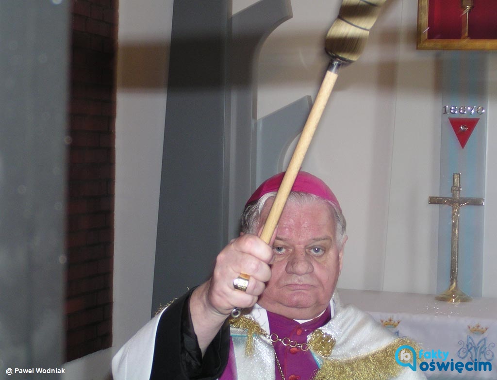Cześć radnych chce pozbawienia biskupa seniora diecezji bielsko-żywieckiej Tadeusza Rakoczego tytułu honorowego Obywatela Miasta Oświęcimia.