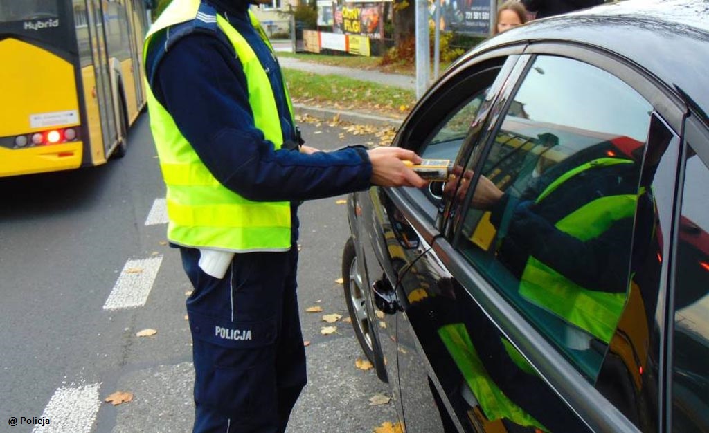 Dwaj drogowi przestępcy wpadli w ręce oświęcimskiej drogówki. Jeden nie miał uprawnień do kierowania. Drugi prowadził pod wpływem alkoholu.