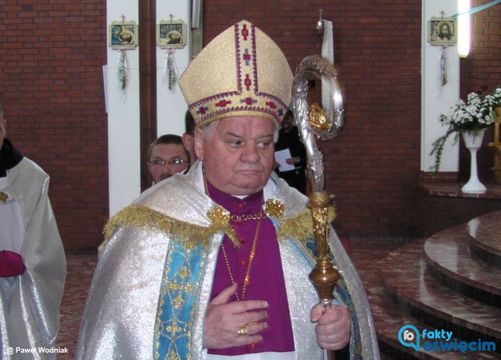 Ksiądz Tadeusz Rakoczy, biskup senior diecezji bielsko-żywieckiej stracił Honorowe Obywatelstwo Gminy Kęty. Tytułu pozbawili go radni.