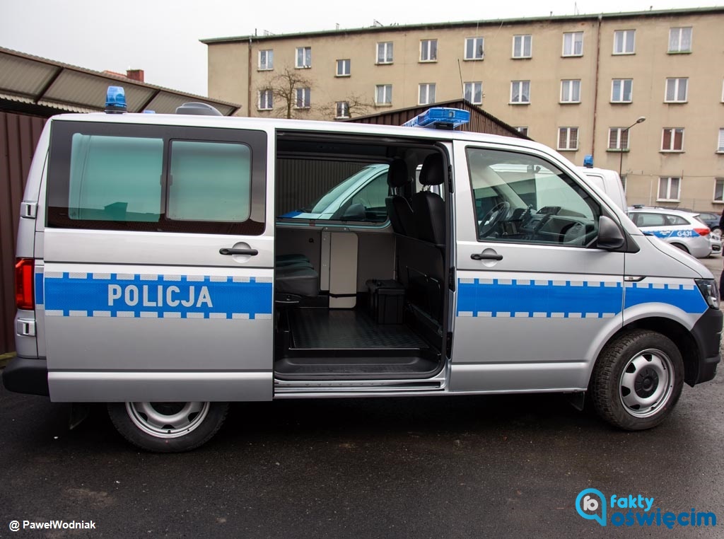 Policjanci z Brzeszcz interweniowali wobec grupy osób, zakłócających ciszę nocną. Jedna z nich była poszukiwana przez sąd i pojechała do więzienia.