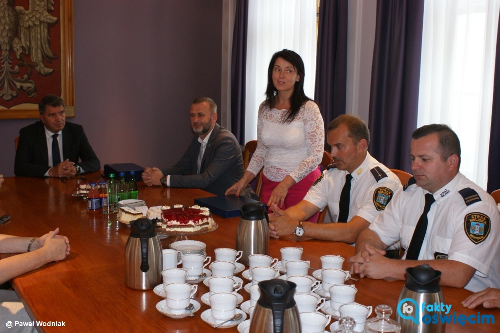 Oświęcimska straż miejska obchodzi 30-lecie istnienia. Na rocznicowym spotkaniu z prezydentem strażnicy otrzymali listy gratulacyjne.