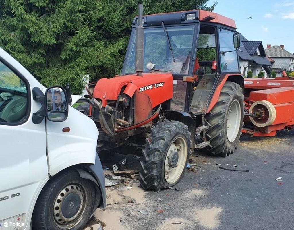 Dzisiaj w Osieku samochód dostawczy zderzył się czołowo z ciągnikiem rolniczym. Jeden z kierowców doznał urazu głowy.