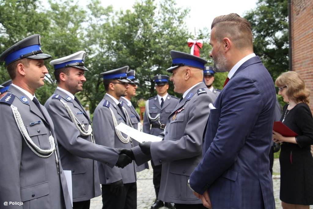 Policjantki i policjanci z oświęcimskiego garnizonu obchodzili swój dzień. Święto Policji gościło na dziedzińcu muzeum Zamek w Oświęcimiu.