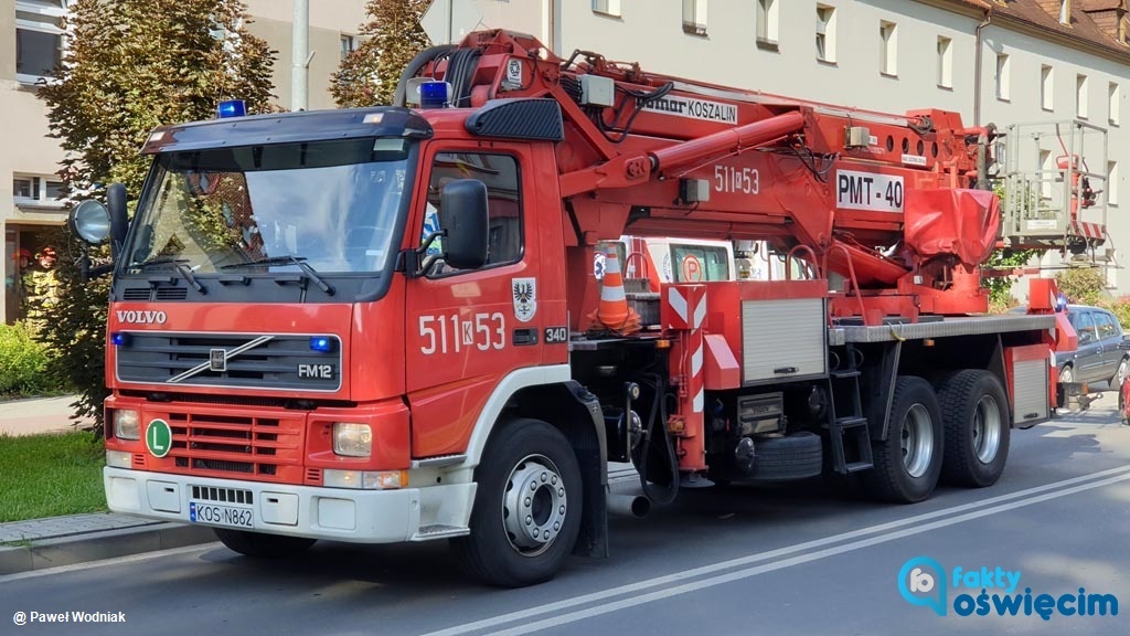 Cztery wozy strażackie, radiowóz i karetka pogotowia przyjechały dziś po południu przed blok przy ulicy Olszewskiego w Oświęcimiu.