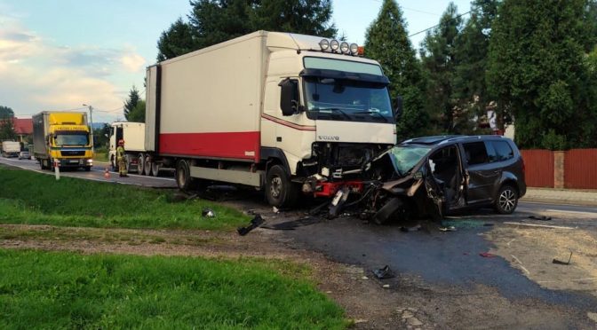 W nocy samochód osobowy zderzył się czołowo z ciężarówką. Nie był to jedyny wypadek w powiecie oświęcimskim w ostatnich dniach.