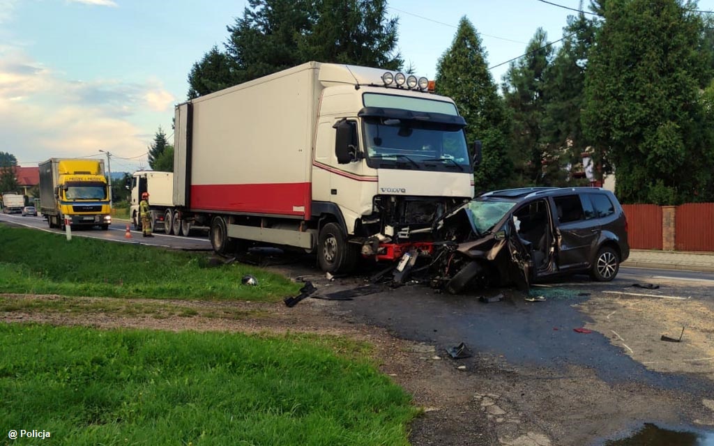 W nocy samochód osobowy zderzył się czołowo z ciężarówką. Nie był to jedyny wypadek w powiecie oświęcimskim w ostatnich dniach.