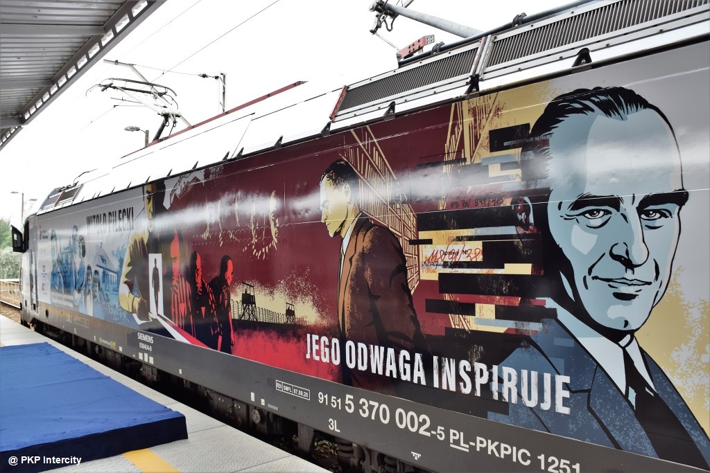 Grafika przedstawiająca ważne momenty w życiu rotmistrza Witolda Pileckiego, bohatera z Auschwitz, znalazła się na lokomotywie PKP Intercity.