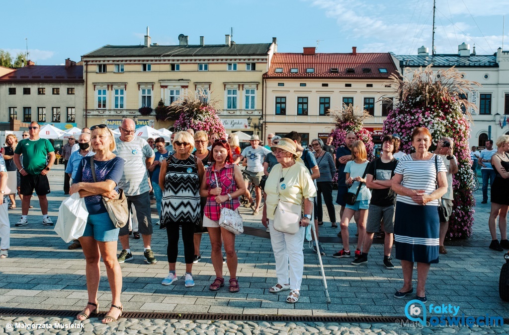 Prezentujemy dzisiaj fotoreportaż Małgorzaty Musielak z wtorkowego protesty w obronie w TVN24, który odbył się na Rynku Głównym w Oświęcimiu.