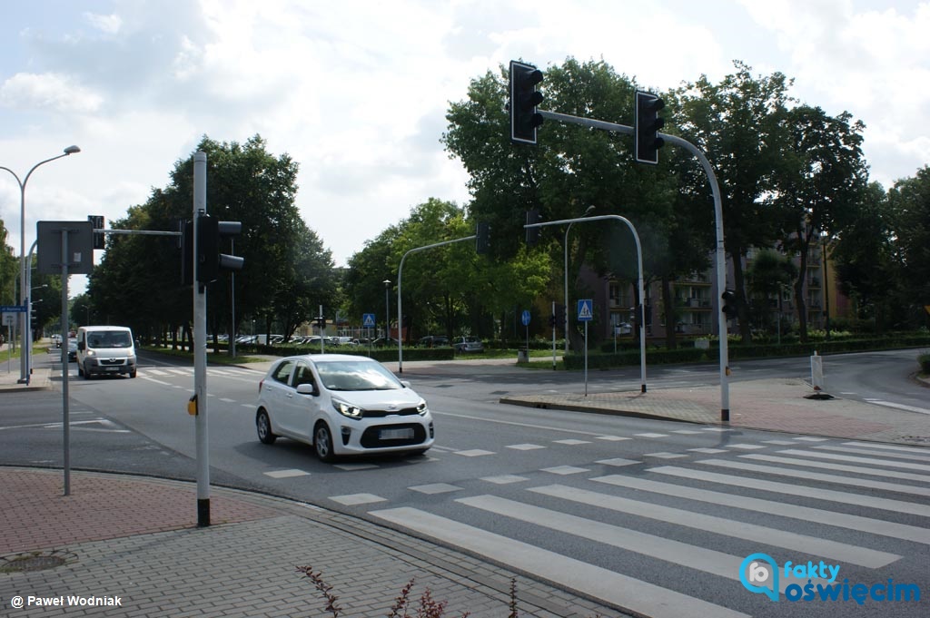 Nie działa od kilkunastu dni. Sygnalizacja świetlna na skrzyżowaniu ulic Dąbrowskiego, Śniadeckiego i Szpitalnej w Oświęcimiu czeka na nowe urządzenia.