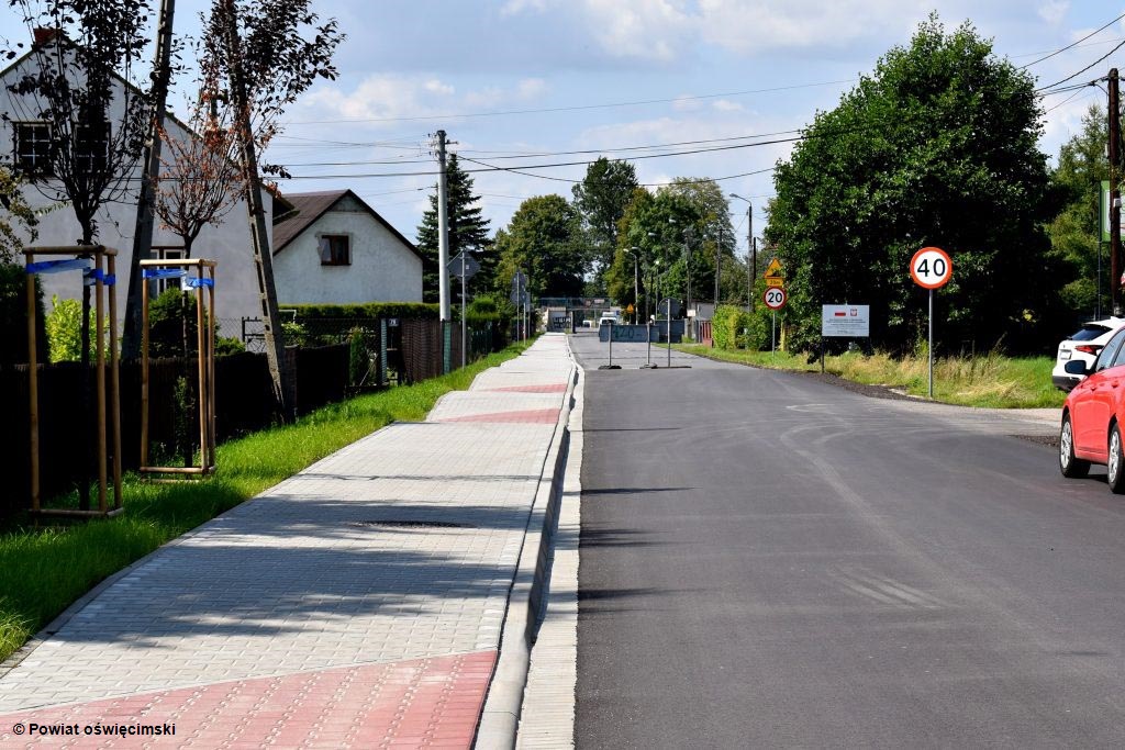 Dzisiaj przedstawiciele powiatu oświęcimskiego i gminy Chełmek dokonali odbioru ulicy Nowowiejskiej w Gorzowie po jej modernizacji.
