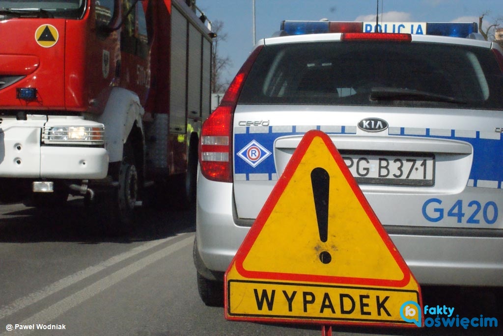 Po godzinie 12 na ulicy Jagiełły w Oświęcimiu zderzyły się trzy samochody. Aktualnie droga wojewódzka jest nieprzejezdna w obu kierunkach.