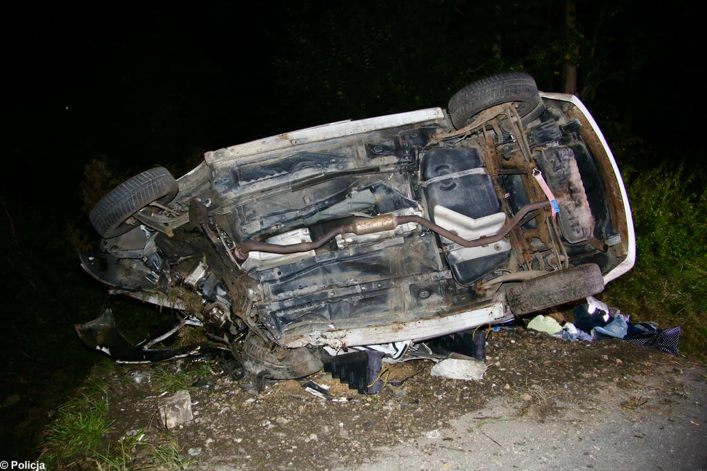 Dzisiaj nad ranem na drodze krajowej nr 44 we Włosienicy wydarzył się tragiczny wypadek. Kierowca samochodu osobowego nie żyje.