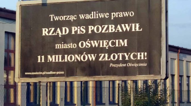 Prezydent Oświęcimia pisał pisma, teraz stawia banery. Sejm nie kwapi się do zmiany przepisów, przez których przyjęcie miasto straciło 11 milionów złotych.