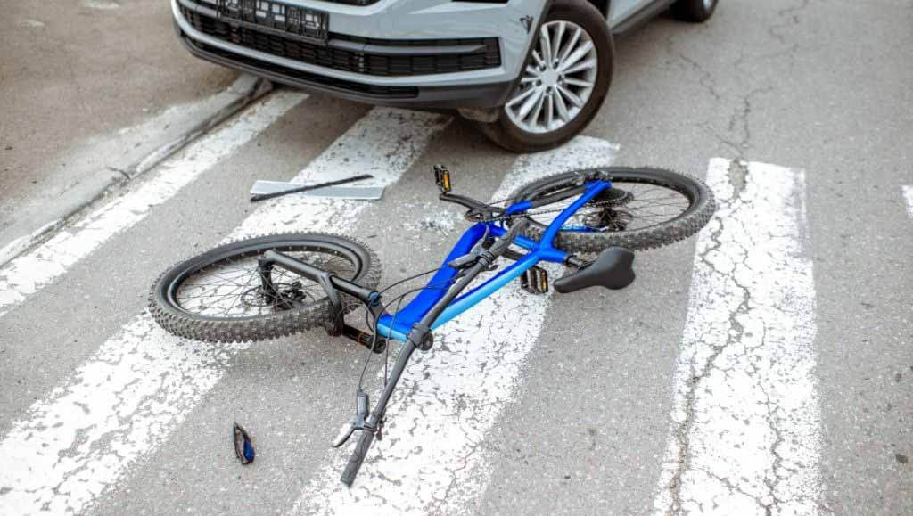 Dzisiaj rano w Oświęcimiu kierowca samochodu osobowego potrącił 16-letnia rowerzystkę, która przejeżdżała przez jezdnie przejazdem dla rowerów.