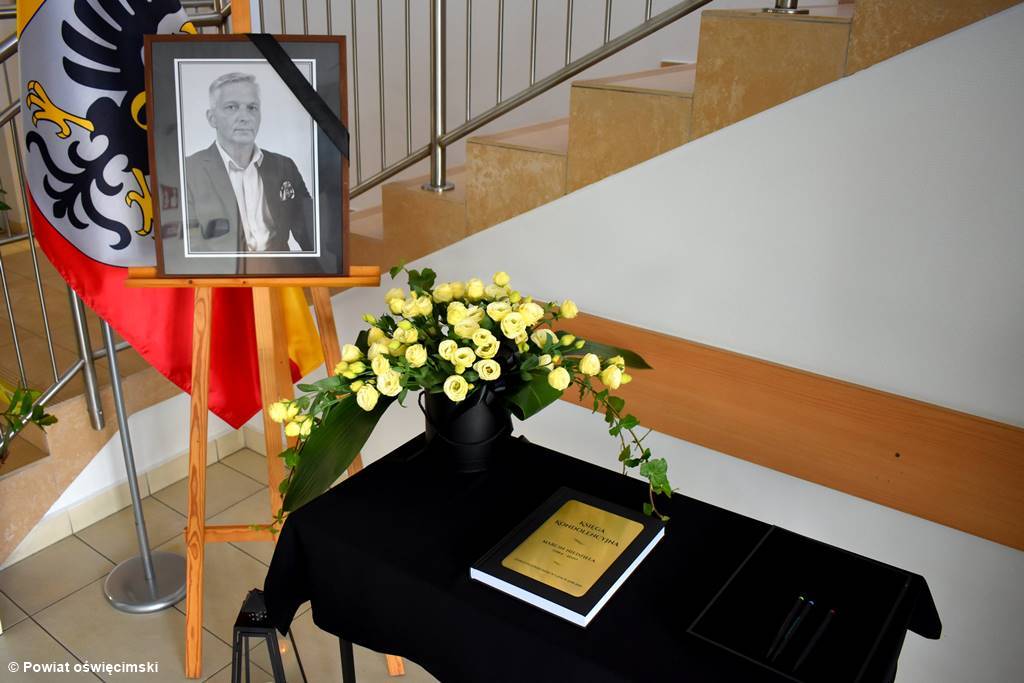 Władzie powiatu wyłożyły w holu Starostwa Powiatowego w Oświęcimiu księgę kondolencyjną, poświęconą zmarłemu staroście Marcinowi Niedzieli.