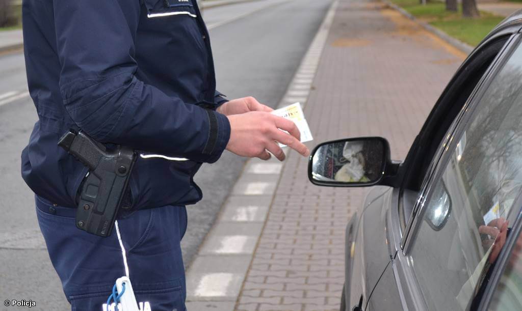 Policjanci wypatrzyli i zatrzymali drogowego przestępcę. 63-latek z gminy Brzeszcze ma orzeczony dożywotni sadowy zakaz prowadzenia pojazdów.