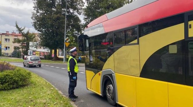 Wczoraj w Babicach policjanci podczas akcji „Bezpieczna droga do szkoły” zatrzymali pijanego kierowcę autobusu szkolnego. Miał 1,6 promila.