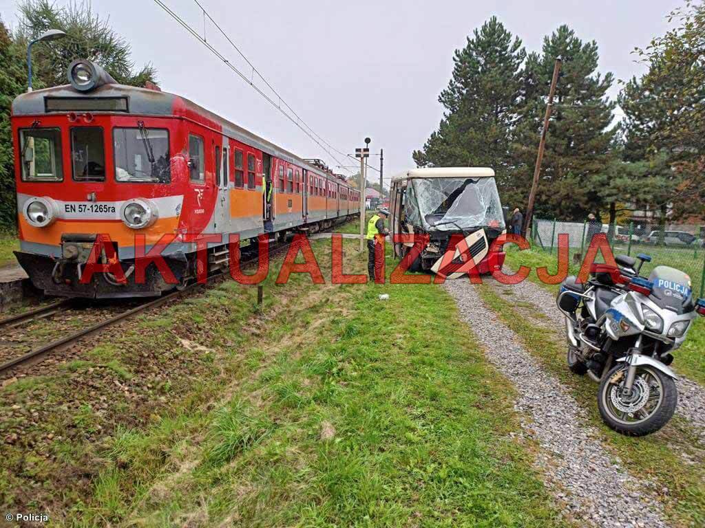 Policjanci z Komisariatu Policji w Kętach badają okoliczności zderzenia autobusu komunikacji publicznej i pociągu osobowego w Bulowicach.