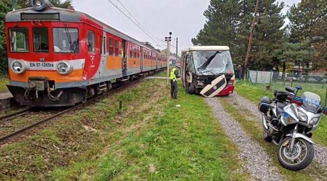 Cztery osoby zostały ranne w wypadku autobusu autosan z pociągiem pasażerskim w Bulowicach. Do zdarzenia doszło o godzinie 7.15.