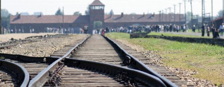 Antysemickie napisy na barakach Birkenau – FILM