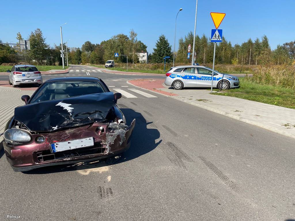 Samochód nauki jazdy zderzył się z innym autem osobowym na ulicy Orląt Lwowskich w Oświęcimiu. Jedna osoba trafiła do szpitala.