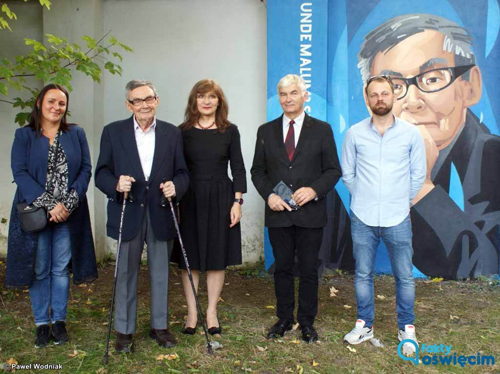 Mural przedstawiający Mariana Turskiego pojawił się na ogrodzeniu Międzynarodowego Domu Spotkań Młodzieży w Oświęcimiu.