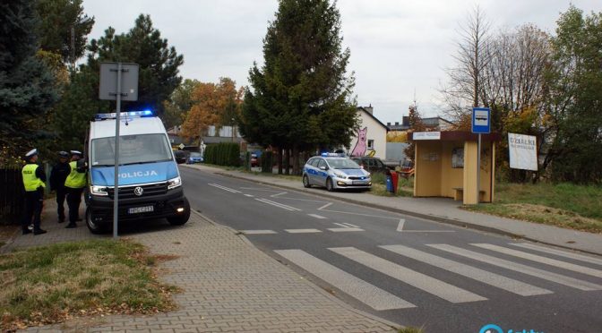 Troje dzieci w wieku szkolnym trafiło do szpitala po potrąceniu przez samochód osobowy. Okoliczności zdarzenia wyjaśniają policjanci.