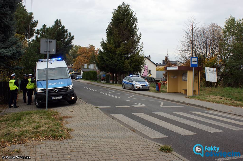 Troje dzieci w wieku szkolnym trafiło do szpitala po potrąceniu przez samochód osobowy. Okoliczności zdarzenia wyjaśniają policjanci.