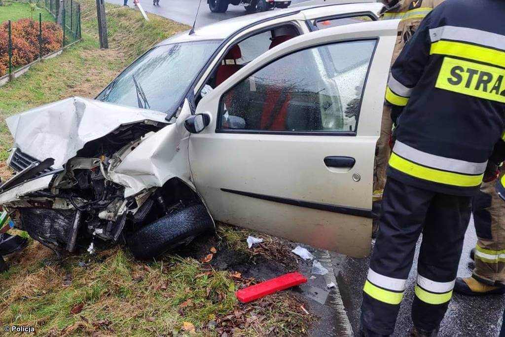 Samochód osobowy zderzył się w Porębie Wielkiej z autem dostawczym. Jeden z kierowców doznał obrażeń ciała i trafił na badania do szpitala.