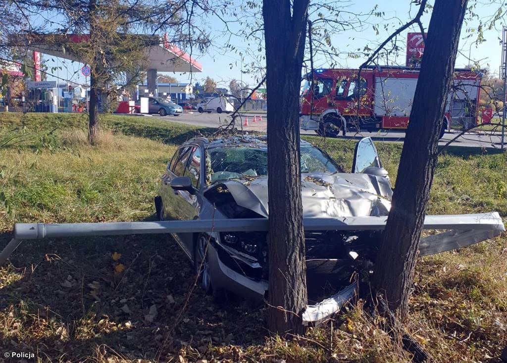 69-latek z gminy Brzeszcze spowodował kolizję drogową przy stacji paliw w Oświęcimiu. Przyczyną zdarzenia była utrata przytomności kierowcy.