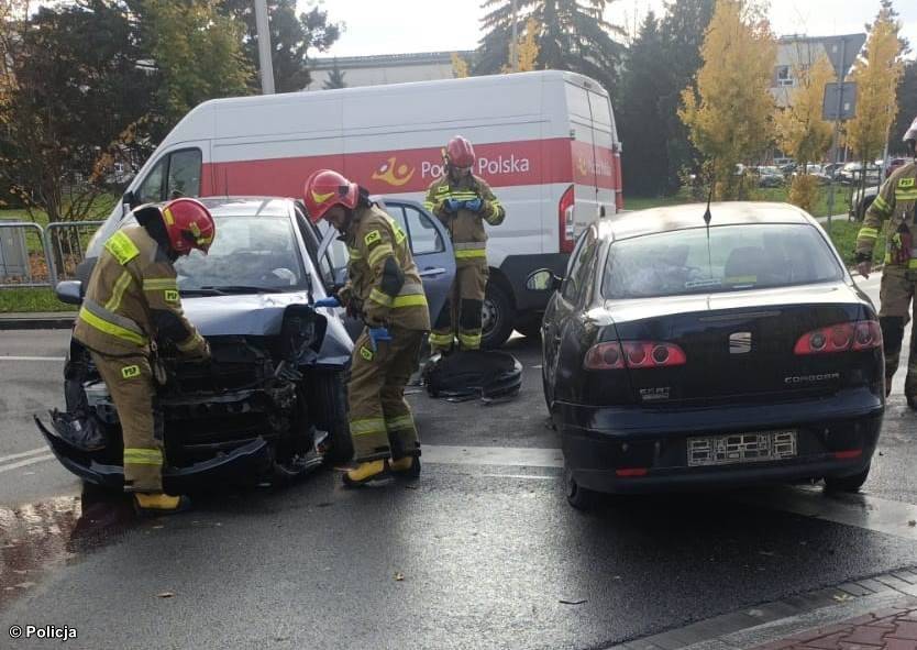 Dwa samochody zderzyły się w czwartek przed południem na skrzyżowaniu ulic Olszewskiego i Bema na osiedlu Chemików w Oświęcimiu.