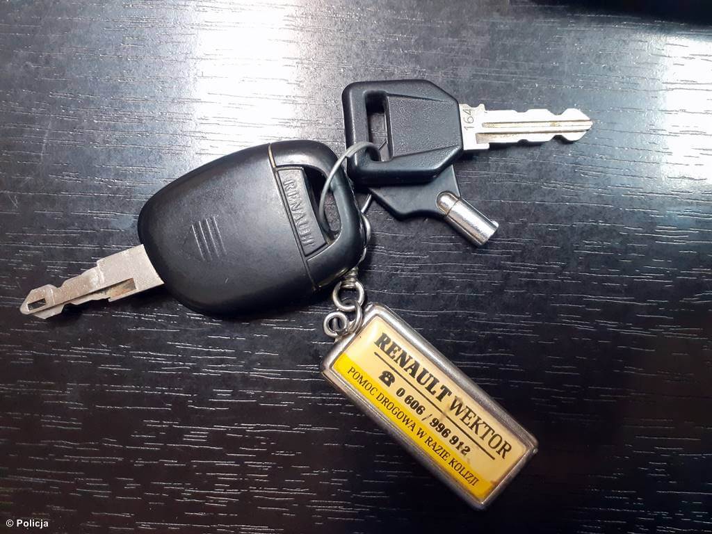 Właściciel renault, który zgubił kluczyki do swojego samochodu może je odebrać w Komendzie Powiatowej Policji w Oświęcimiu.