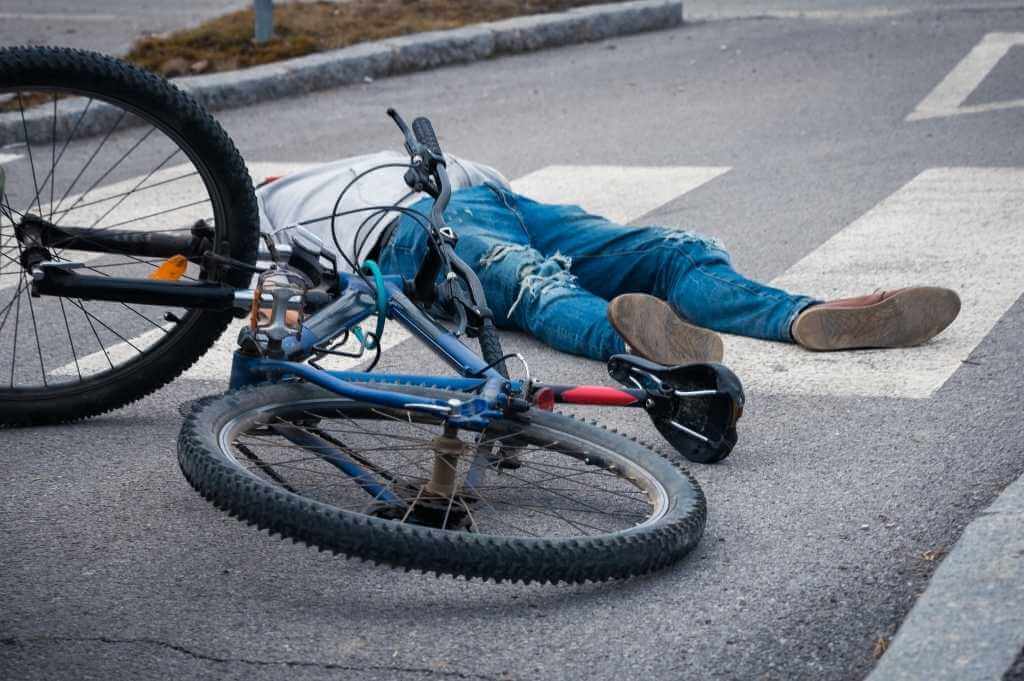 Kobieta wyjeżdżając z drogi podporządkowanej nie zachowała należytej ostrożności i potraciła jadącego rowerem mężczyznę.