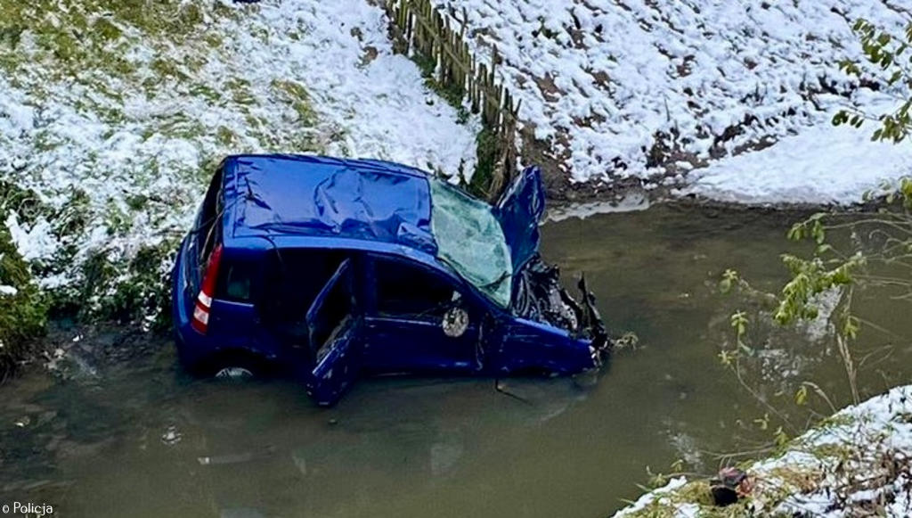 W poniedziałek popołudniu na drodze krajowej nr 44 we Włosienicy doszło do tragicznego w skutkach wypadku. Zginęła w nim 50-letnia kobieta.