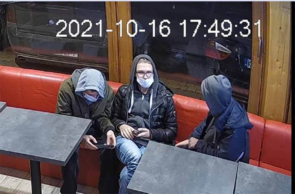 Trzech młodych mężczyzn skorzystało z karty płatniczej, którą zgubił mieszkaniec Kęt. Teraz szukają ich policjanci.