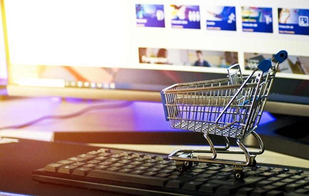Polacy coraz chętniej zamawiają różne produkty przez Internet, ale w przypadku niektórych towarów mogą pojawić się wątpliwości co do zakupów online.