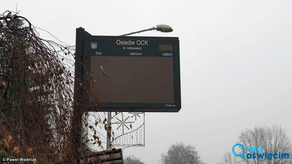 Tylko cztery ledowe tablice informacyjne na przystankach autobusowych w Oświęcimiu działają. Kolejnych siedem bije w oczy czernią.