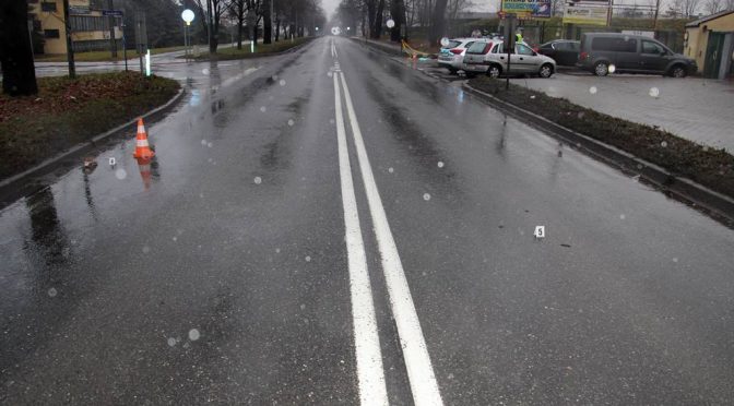 W sobotę wczesnym rankiem na ulicy Ofiar Oświęcimia w Brzeszczach doszło do śmiertelnego potrącenia pieszego, który nie był na przejściu.