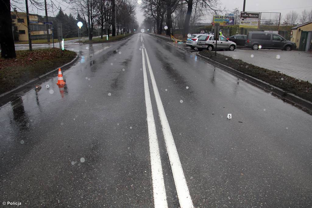 W sobotę wczesnym rankiem na ulicy Ofiar Oświęcimia w Brzeszczach doszło do śmiertelnego potrącenia pieszego, który nie był na przejściu.