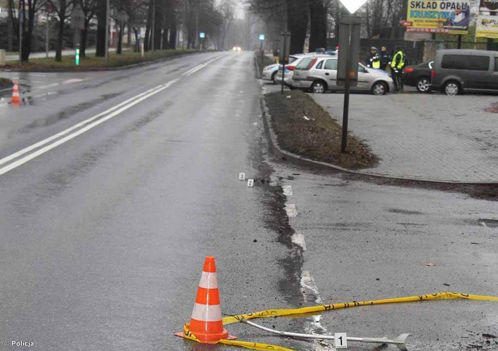 Policjanci z Komisariatu Policji w Brzeszczach szukają świadków tragicznego w skutkach wypadku drogowego, do którego doszło 1 stycznia.