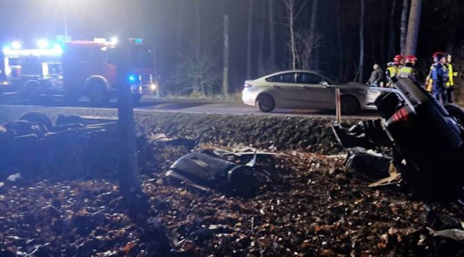 Na ulicy Łęckiej w Jawiszowicach młody człowiek uderzył mercedesem w przydrożne drzewo. Pojazd rozpadł się na części. Kierowca zginął.