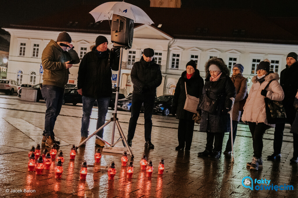 W rocznicę tragicznej śmierci Pawła Adamowicza, byłego prezydenta Gdańska, Polacy wyszli na ulice swoich miejscowości, by oddać mu hołd.