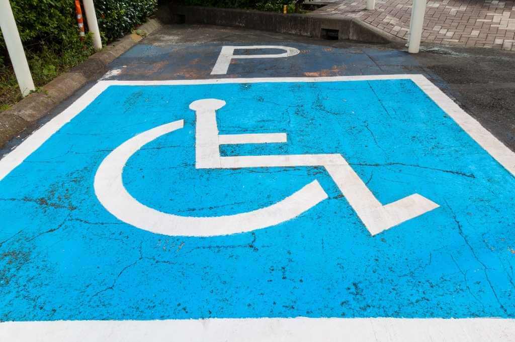 Czy można korzystać z przywilejów dla osób z niepełnosprawnościami nie będąc niepełnosprawnym? Można. I to całkowicie legalnie…