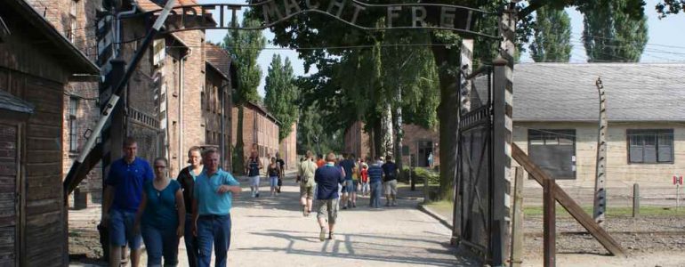 Holenderka hajlowała pod bramą z napisem „Arbeit macht frei”