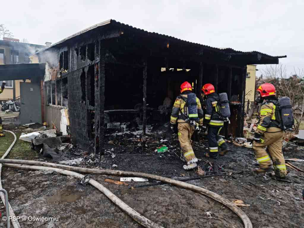 W poniedziałek rano 30 strażaków gasiło budynek gospodarczy w Kętach. Natomiast w niedzielę strażacy przeprowadzili 21 interwencji związanych z wichurą.