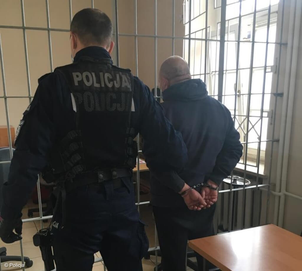 Pijany mężczyzna ugodził swoją byłą żonę nożem w klatkę piersiową. Kobieta trafiła do szpitala. Policjanci po kilkudziesięciu minutach znaleźli sprawcę.