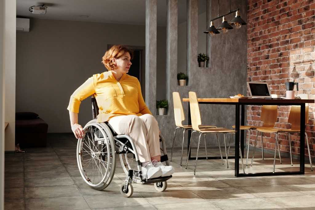 Osoby z niepełnosprawnościami i rodzice dzieci z niepełnosprawnościami mogą liczyć na pomoc osobistego asystenta. Można już składać wnioski.