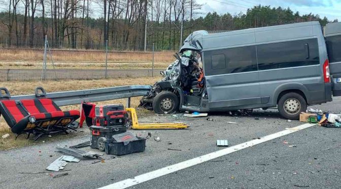 We wtorek rano na małopolskim odcinku autostrady A4 pomiędzy Brzeskiem a Tarnowem doszło do tragicznego wypadku. Cztery osoby nie żyją.